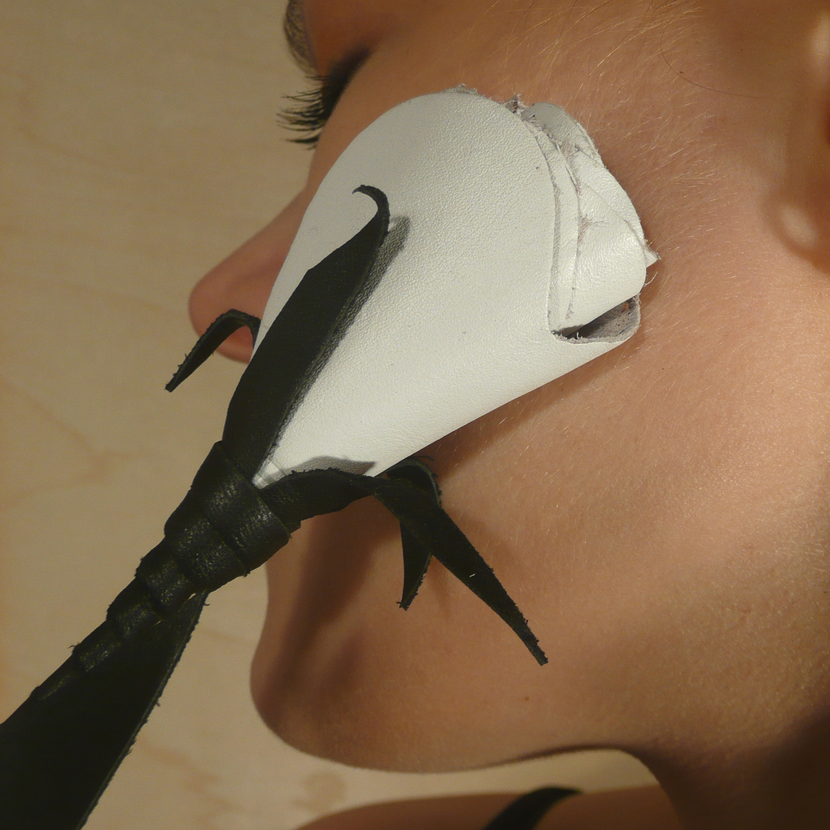 Leder-Rose, schwarz/weiß