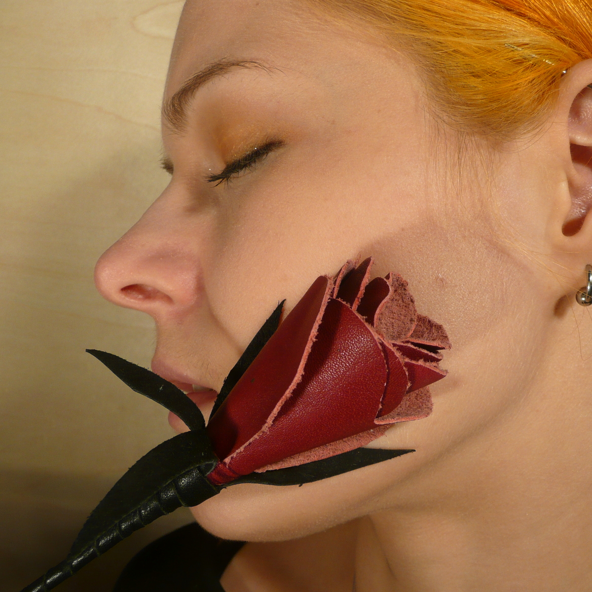 Leder-Rose, schwarz/rot