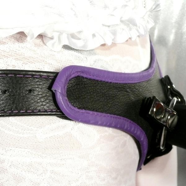 StrapOn-Harness mit Paspeln in lila
