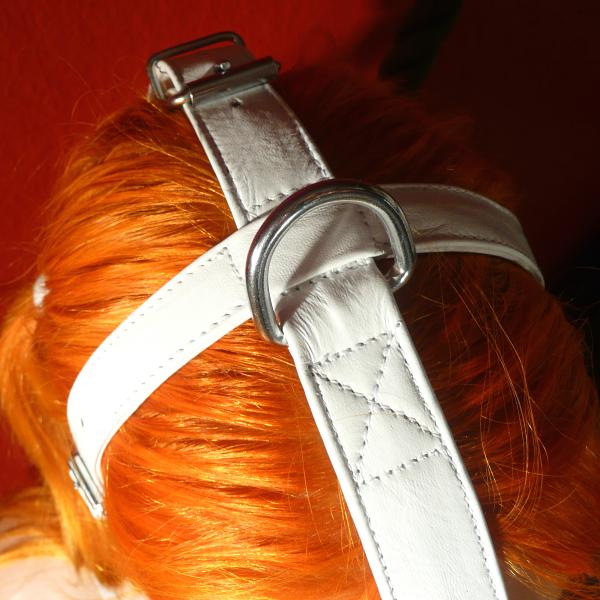 Weißer Knebelharness mit Silikon-Ball, schwarz