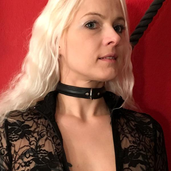 Slim slave-necklace black