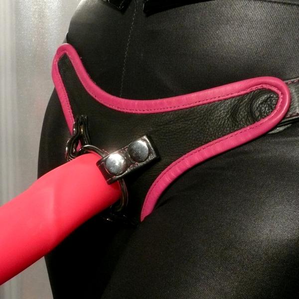 StrapOn-Harness mit Paspeln in pink
