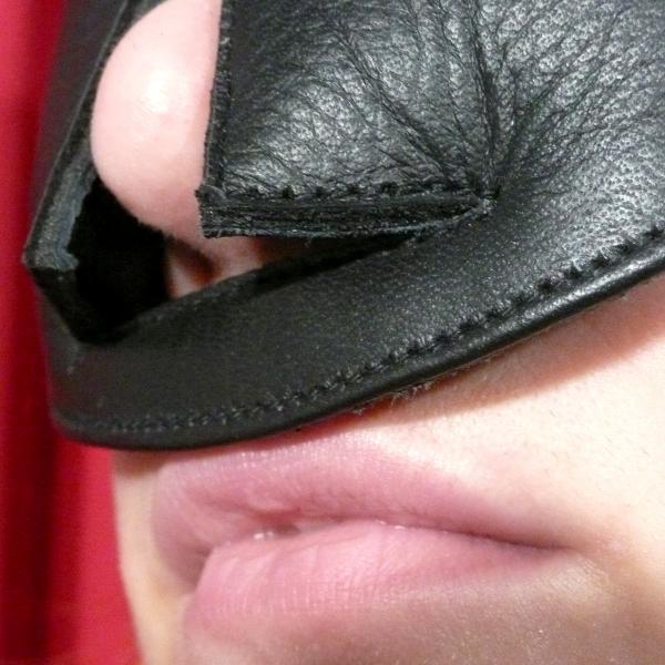 Leder-Augenmaske mit Nasenöffnung