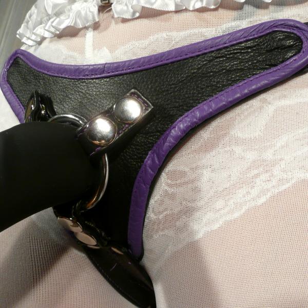 StrapOn-Harness mit Paspeln in lila