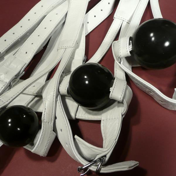 Weißer Knebelharness mit Silikon-Ball, schwarz